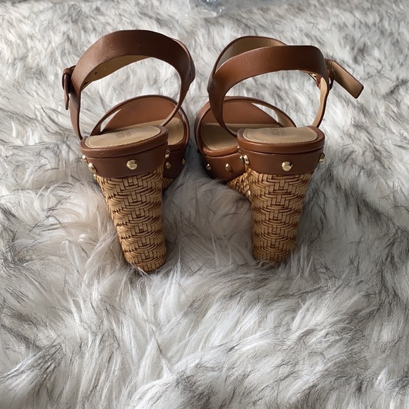 🎉Host Pick! NEW IN BOX! MICHAEL Michael Kors Ellen Wedge - Size 7.5. - Picture 9 of 13